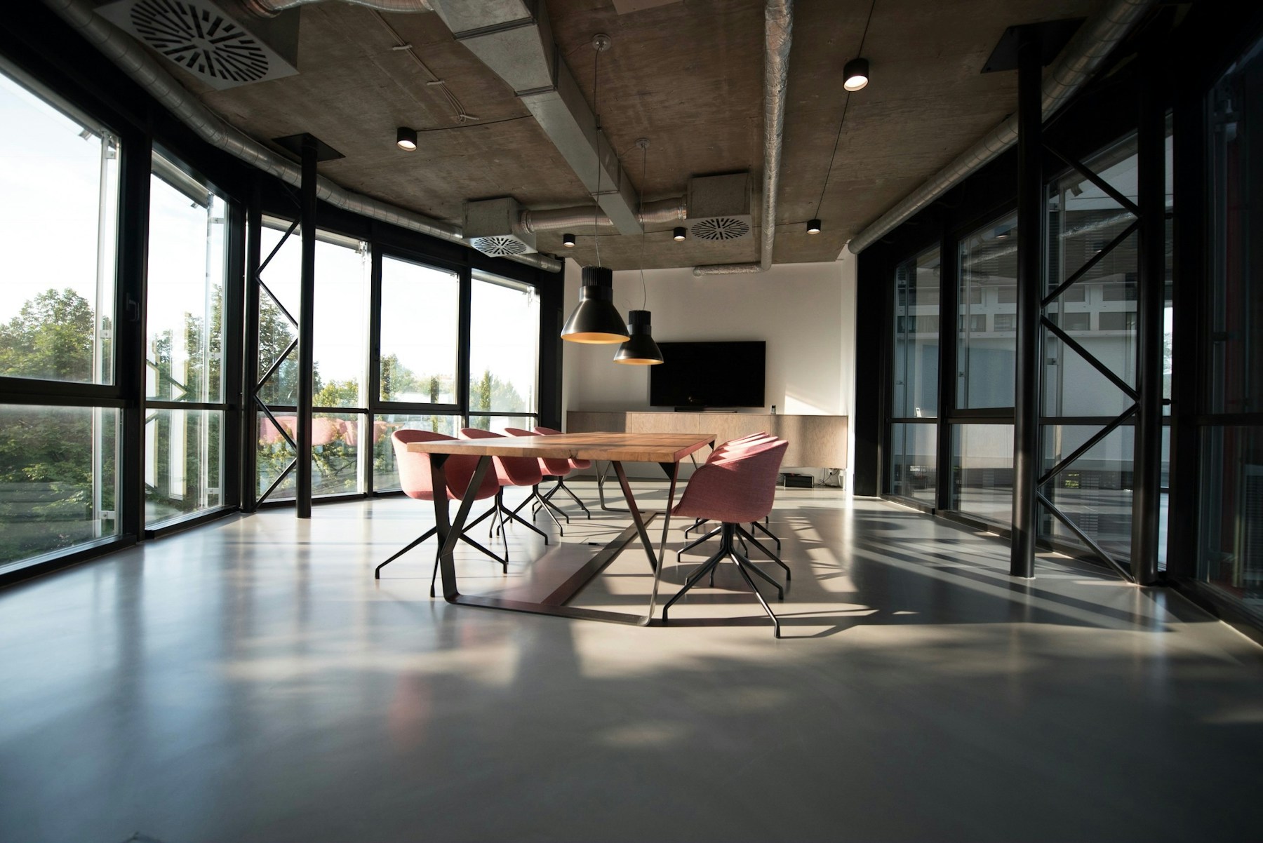 Bureaux lumineux, propres et prêts à accueillir une équipe