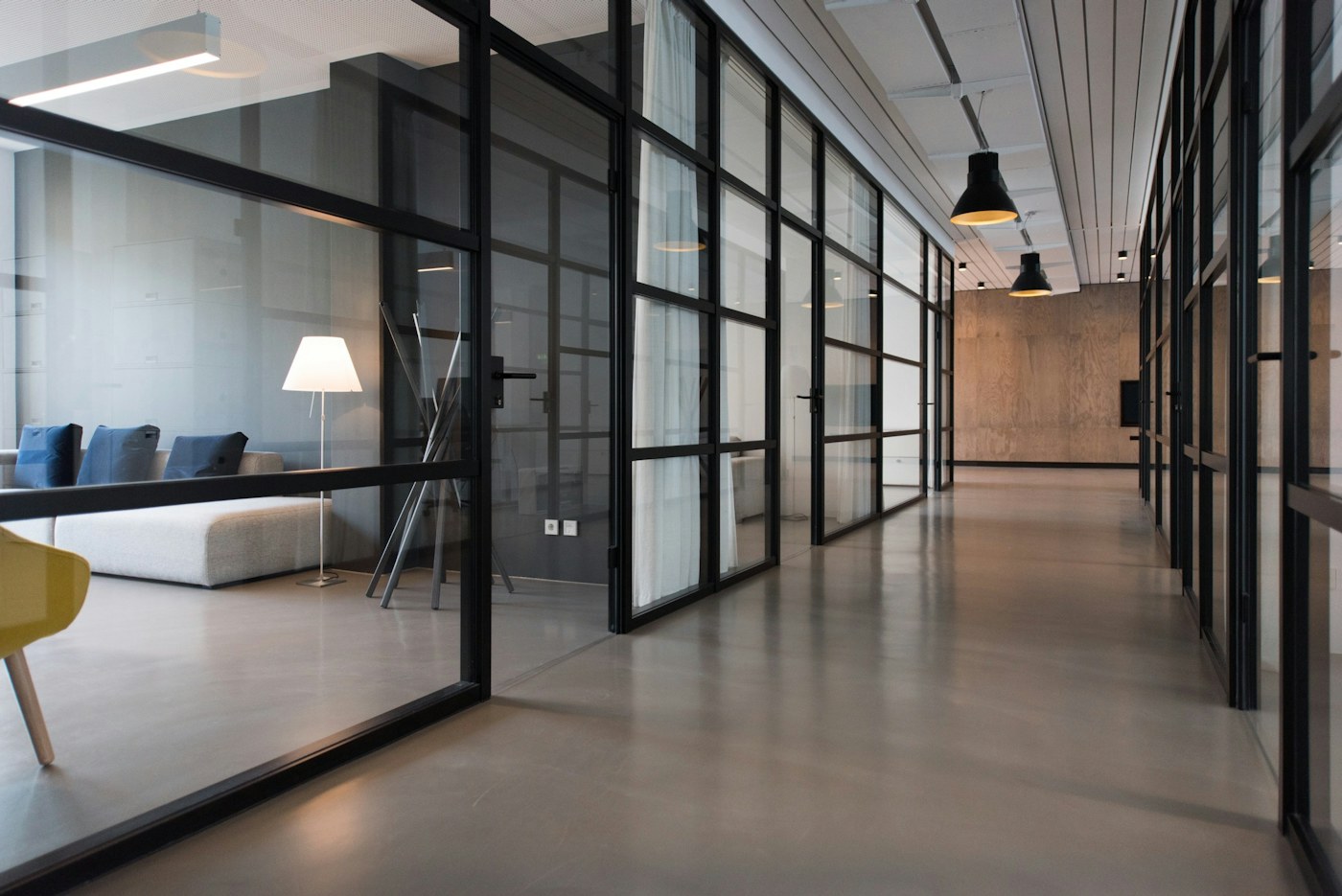 Bureau lumineux et ordonné avec de grandes fenêtres